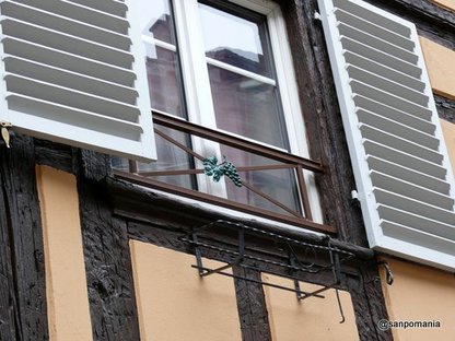 2007/10/25;ストラスブルグの窓に葡萄の模様