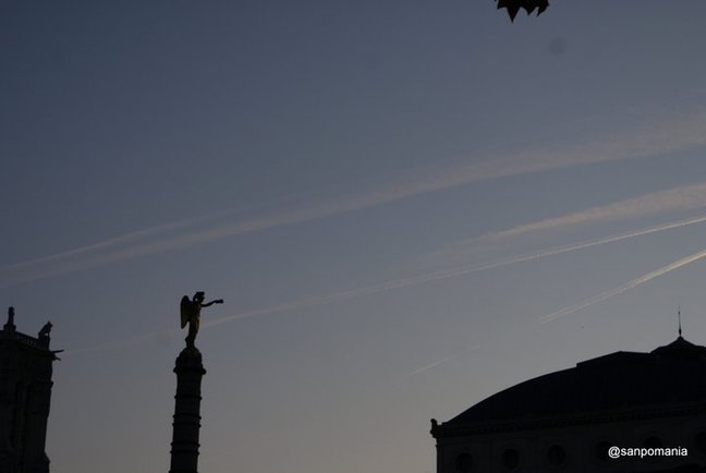 2011/11/19;天使の像に導かれるように流れる飛行機雲