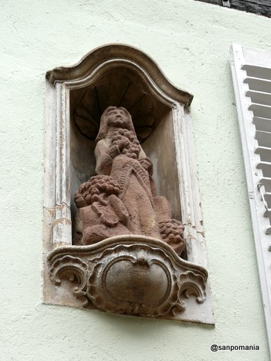2007/10/25;建物の壁に葡萄を抱えた女性像
